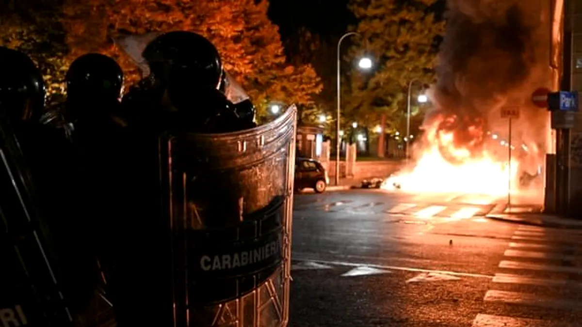 Proteste violente anti-restricții Covid-19 în nordul Italiei. Au fost incendiate și jefuite magazine de lux