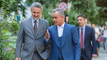 Consilierul prezidențial Marius Lazurca, braț la braț cu oligarhul moldovean Vlad Plahotniuc