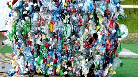 Topul giganților poluatori cu plastic din industria băuturilor și a produselor alimentare