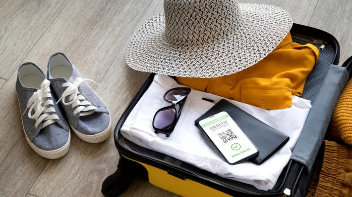 Accesorii moderne care nu trebuie să îți lipsească din bagaj în vacanța de vară