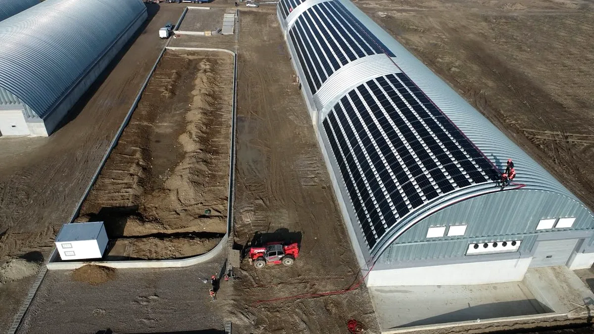 O hală de ambalare legume dintr-o comună din România, acoperită de panouri fotovoltaice. Care este valoarea totală a investiţiei agricultorilor (FOTO)