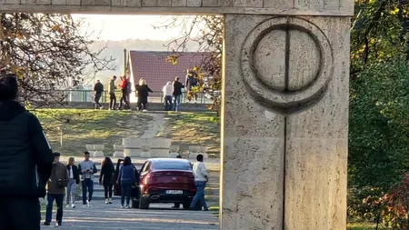 Incident în Parcul Central din Târgu Jiu: o femeie a intrat cu mașina printre operele lui Brâncuși și a parcat lângă Masa Tăcerii
