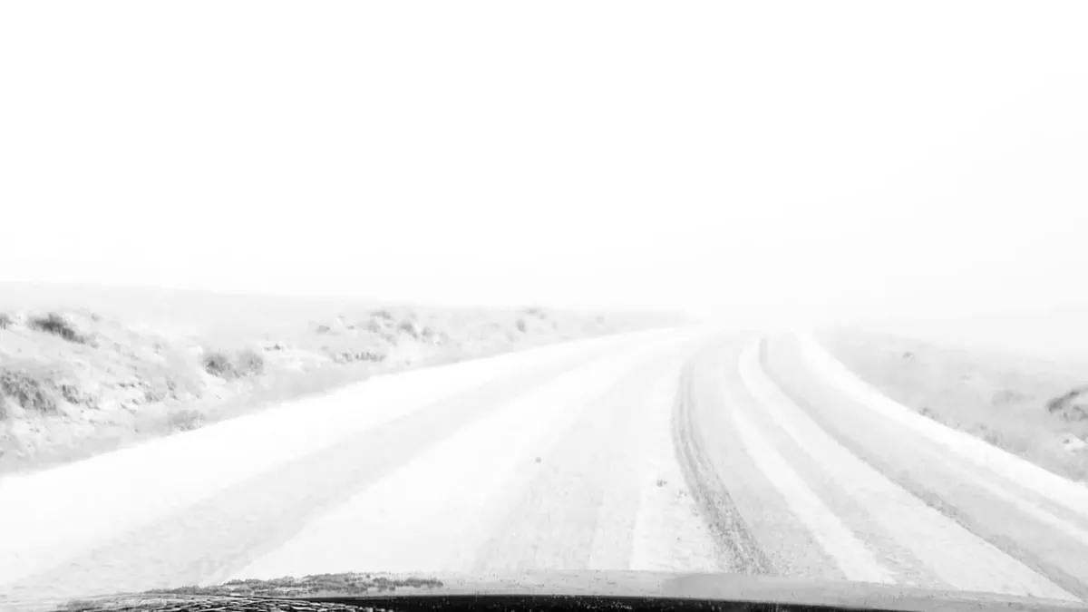Zăpadă și ninsoare pe Transalpina. Drumul rămâne închis (VIDEO)