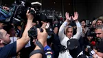 Călin Georgescu, la o săptămână după reținerea de la DIICOT, escortat de bodyguarzi în istanță de bodyguarzi. Fanii au scandat „Călin, nevinovat!”