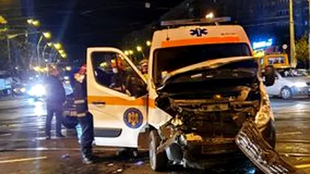 Accident în Capitală: O ambulanță care transporta un pacient infectat cu Covid-19 s-a ciocnit cu un Duster (foto)