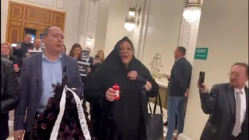 Diana Șoșoacă, îmbrăcată în doliu, a cântat „Veșnica pomenire” pe holurile Parlamentului (VIDEO)
