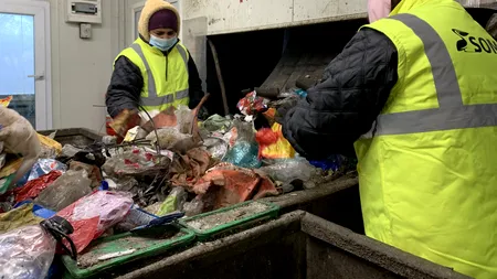 România aruncă anual peste 160.000 de tone de deșeuri textile. Doar 6 la sută sunt reciclate, potrivit legislației.