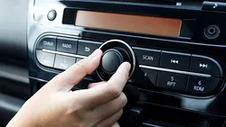 De ce dăm instinctiv muzica mai încet când parcăm. Explicația oamenilor de știință