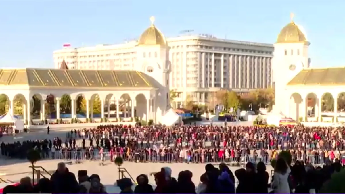 Românii au orgoliu şi în credinţă. Credincioși au rupt rândurile la Catredrala Naţională după ce au fost puşi să intre pe o uşă laterală