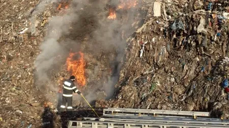 Groapa de gunoi de la Titu, incendiată. Nouă tone de deșeuri, în flăcări
