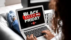 Bărbații vânează gadgeturi, femeile cosmetice. Ce pun românii pe lista de Black Friday 2026