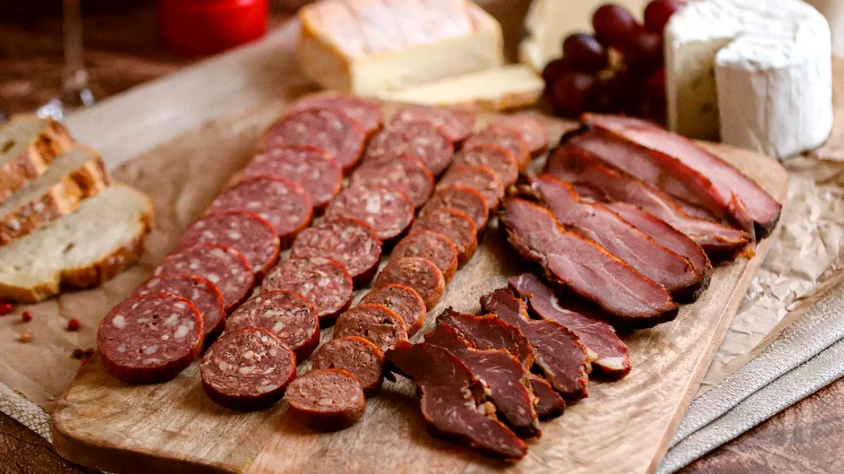 Masa de 1 Mai: Deliciu tradițional sau bombă cu aditivi? InfoCons trage un semnal de alarmă