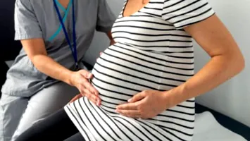 Renaște una dintre cele mai vechi forme de îngrijire medicală. Moașele revin în forță. Ce spune OMS