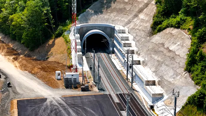 S-a deschis circulația feroviară pe un nou traseu: firul cu tunelul Bata