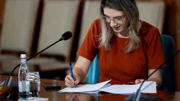 Moțiunea simplă împotriva Dianei Buzoianu: PSD cere semnarea avizului pentru Pașcani ca să nu voteze