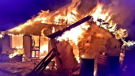 Timiş: Incendiu la o casă din Lugoj. Pompierii au găsit trupul neînsufleţit al unei femei de 86 de ani