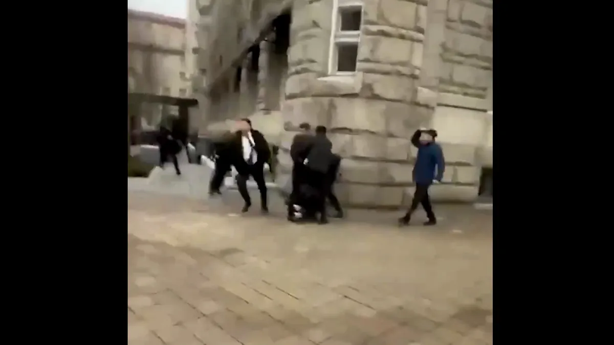 Bătaie pe tărâm american: gărzile unui președinte venit la Consiliul Păcii au altoit protestatarii VIDEO