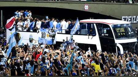 Suporterii Argentinei au făcut spectacol alături de câștigătorii Cupei Mondiale de Fotbal 2022 (Video)