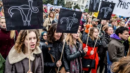Proteste de amploare în Polonia: Oamenii ies în stradă împotriva legii care interzice avortul