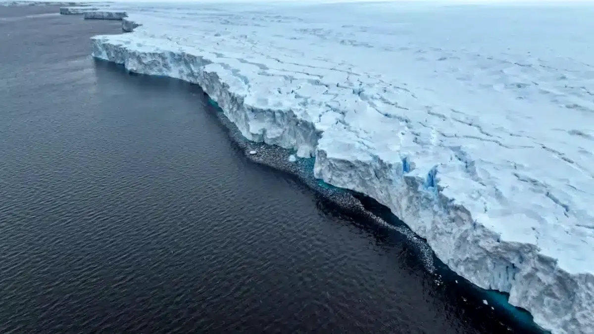 După ce a plutit 8 luni sub ghețarii Antarcticii, un robot a detectat un semnal îngrijorător