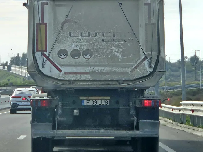 Camioanele grele scapă de controale pe podul de la Brăila, în timp ce asfaltul cedează sub presiune
