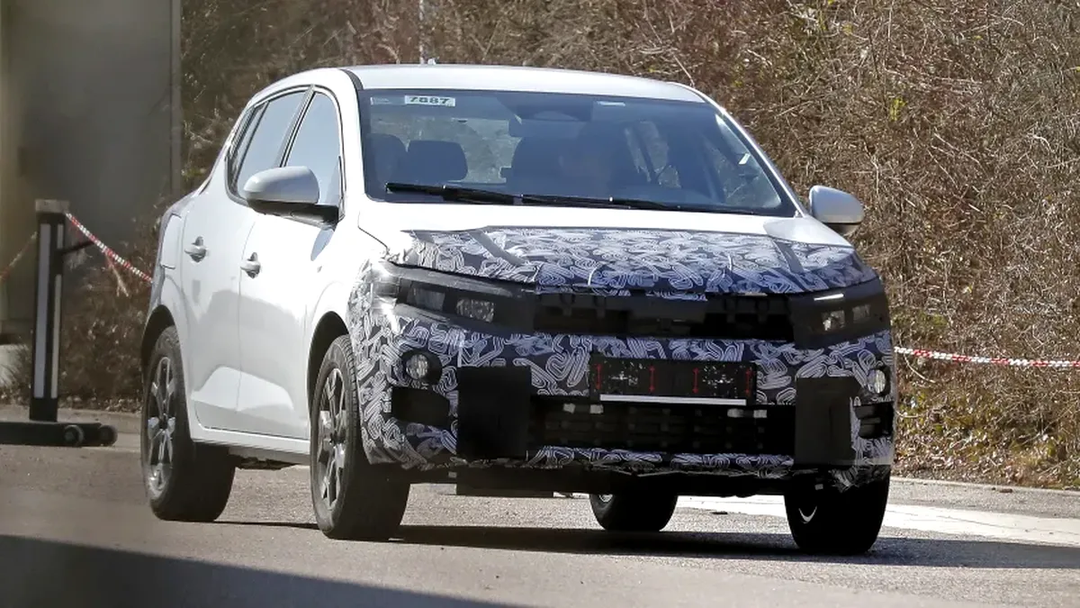 Noua Dacia Sandero cu design inspirat de Spring și Duster, surprinsă în trafic