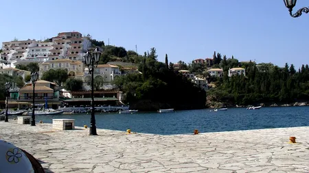 Ideal pentru îndrăgostiți: Un sat din Grecia, care se află lângă o insulă faimoasă