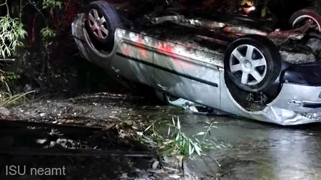 Şofer rănit după ce s-a răsturnat cu maşina într-un pârâu, în Neamț