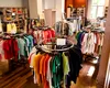 Criza împinge românii spre magazinele second-hand. De ce nu mai merg la mall?