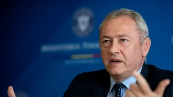 Fostul șef ANAF Lucian Heiuș baie în zăpadă la bustul gol, după ce a rămas fără curent (VIDEO)