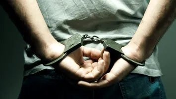 Student reținut că a bătut un profesor care l-a prins încercând să copieze. Purta uniformă de polițist