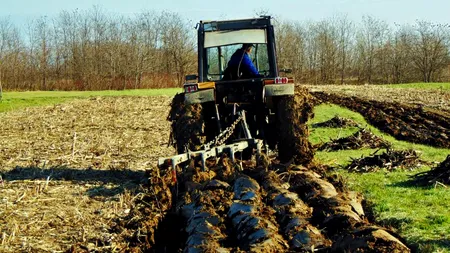 Bărbat strivit între tractor și remorcă