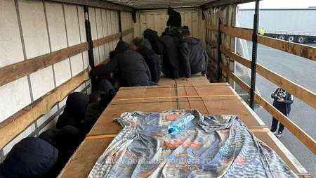 Zeci de migranți, găsiți la vama Nădlac într-un TIR. Erau ascunși printre obiecte de mobilier