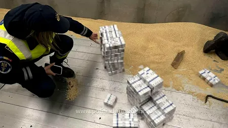 Țigări de contrabandă, în valoare de 63.000 euro, descoperite la vamă în Siret. Polițist lovit de zeci de pachete (VIDEO)