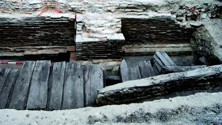 În Centrul Istoric al Bucureştiului arheologii au descoperit porţiuni ale vechilor străzi de lemn
