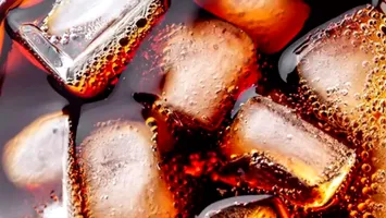 Băuturile carbogazoase ameliorează simptomele migrenelor. Cum explică specialiștii