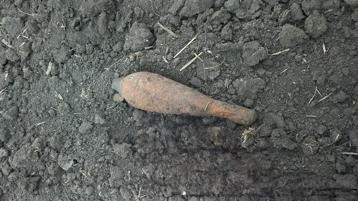 Bombă cu focos activ, din Al Doilea Război Mondial, găsită în timpul unor lucrări agricole