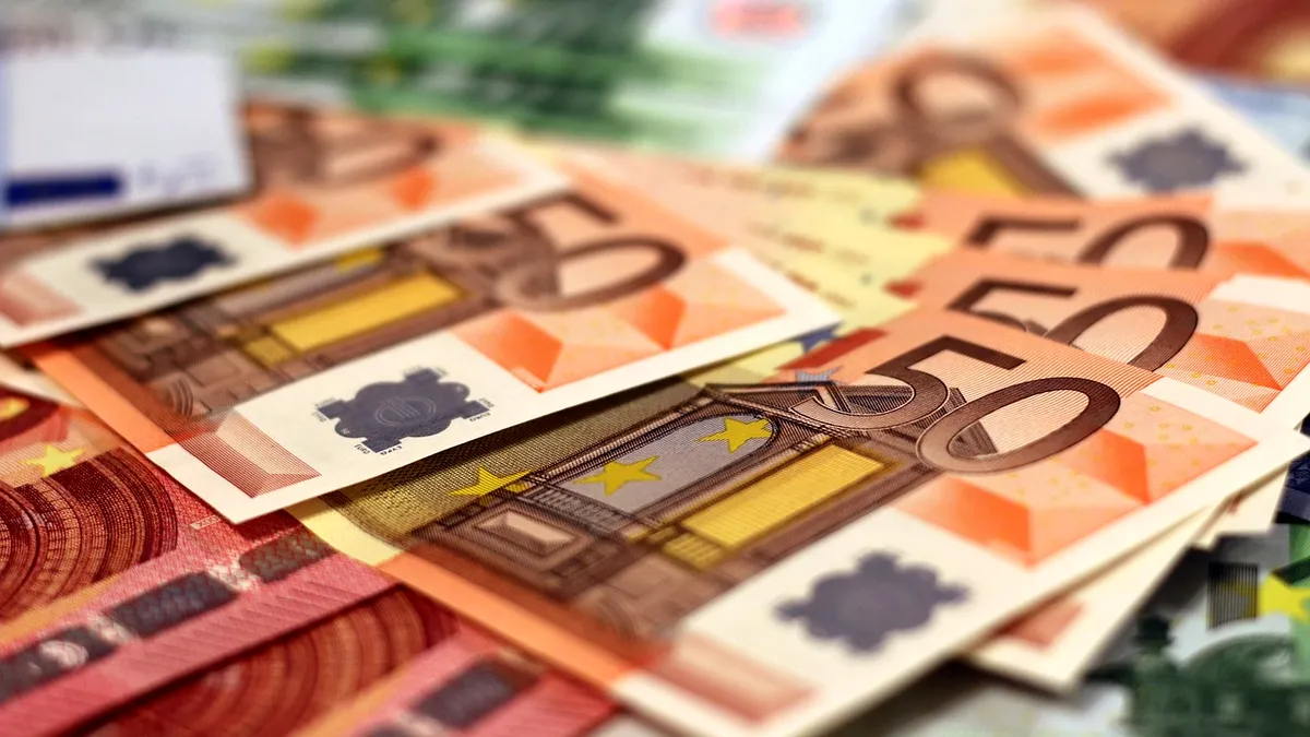 Cursul euro se apropie de maximul atins pe 6 decembrie, când CCR a anulat primul tur al alegerilor prezidenţiale. Gramul de aur a depăşit pragul de 450 de lei