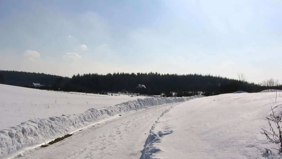 Gorj: Lapoviţă şi ninsoare pe zona montană a DN 67C Transalpina; drumarii acţionează cu material antiderapant şi un utilaj cu lamă