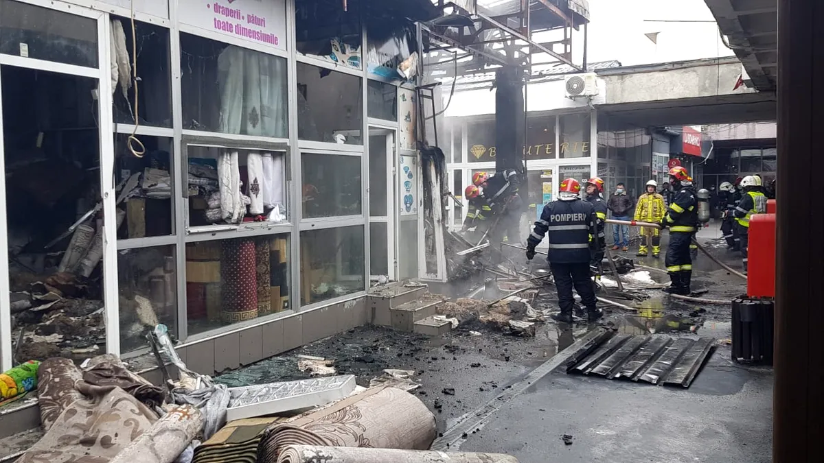 Incendiu la un magazin din Piața Veteranilor. Câte victime sunt VIDEO