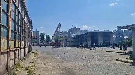 Incendiu la Autobaza STB Ferentari. Flăcările au cuprins și un autobuz din hală