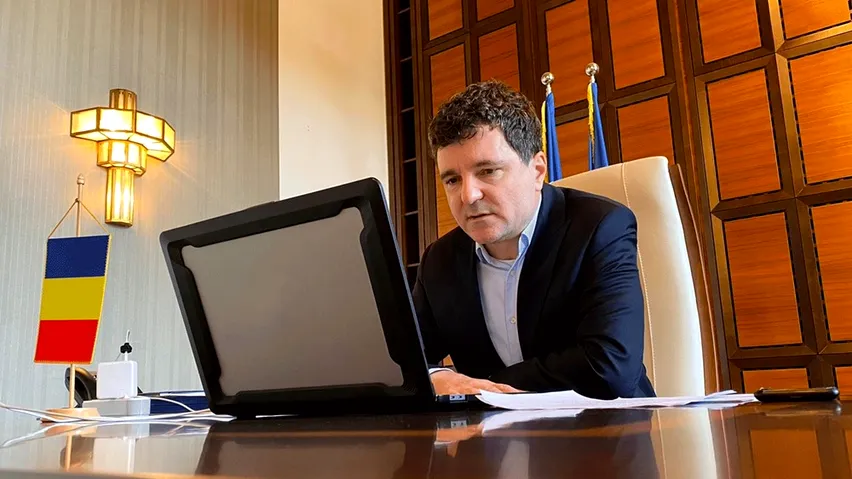 Scenaristul politic Nicușor vrea să ne surprindă luni. Partidele, chemate din nou la masa imposibilului
