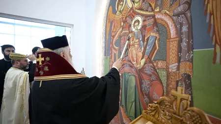 Capela pictată doar cu sfinți din Oltenia a fost sfințită de ÎPS Irineu. Se află într-o zonă care va fi intens circulată
