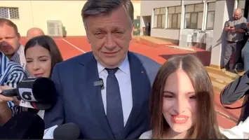 Fiica lui Crin Antonescu, alături de tatăl său în ziua votului - mesajul tinerei pentru alegători