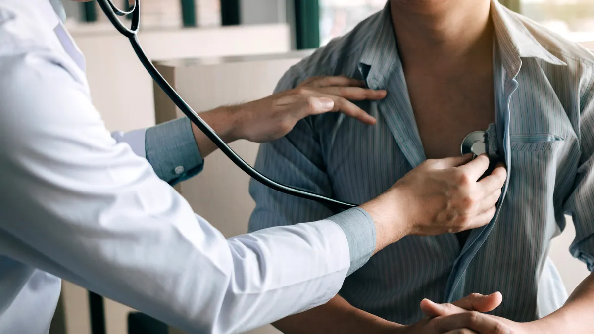 „Afacerea” cu pacienți: de ce unii medici de familie încasează de trei ori mai mult decât colegii lor, sub aceleași reguli CNAS