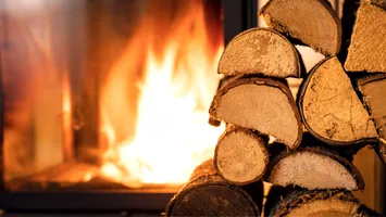Românii revin la lemne de foc, din cauza facturilor la energie. Ce spune AEI