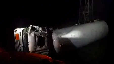 Cisternă cu 21 de tone de GPL, răsturnată la ieşirea din Huşi. Pompierii au intervenit de urgență