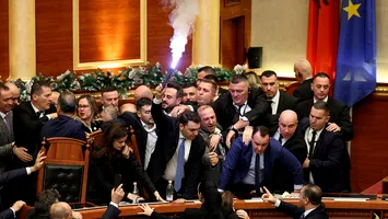 Vot cu bătăi şi fumigene în Parlament (VIDEO)
