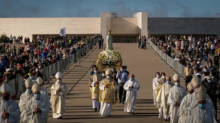 Sanctuarul de la Fatima, luat cu asalt de credincioși (VIDEO)