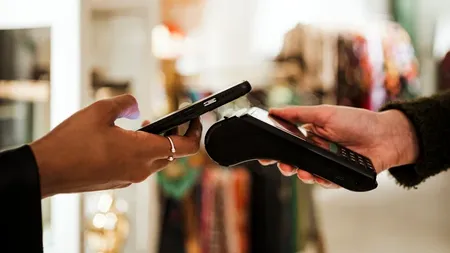 O companie aeriană low cost foarte populară printre români elimină plăţile cash. Data limită este foarte aproape